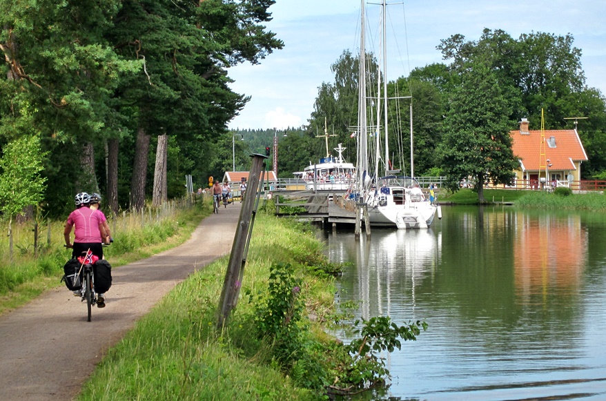 H Ä L L E K I S K U R I R E N - Cykelled utmed Göta kanal